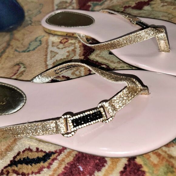 G by Guess Shimmering Y-Strap to Toe Flat Sandals like-New Glamgirl beach pool 6 - Picture 2 of 15